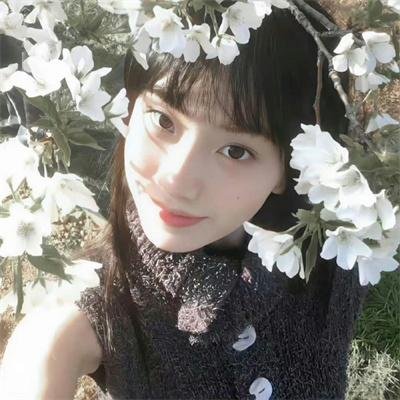 与一位女士合影